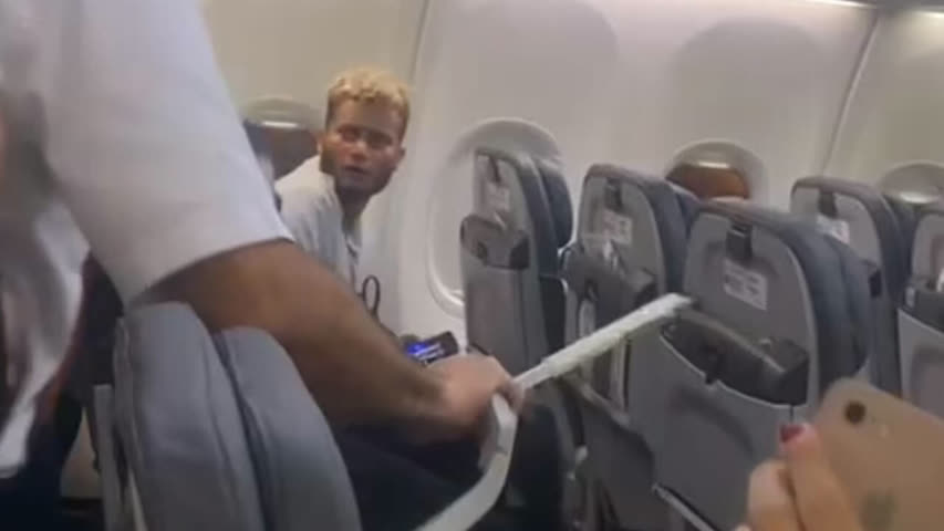 Фото - Разбуженный без спроса пассажир впал в бешенство и устроил погром в самолете