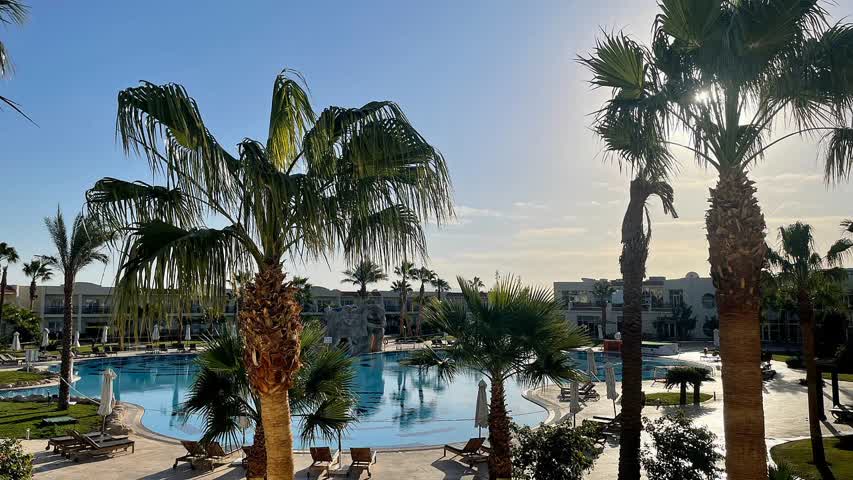 Фото - Россиянка съездила в новый отель в Египте и удивилась «лысой территории»